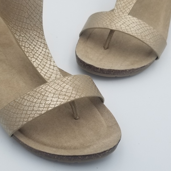 NWOT Kenneth Cole Reaction Great Gal T-Strap Wedge Sandals, Soft Gold, Size 8.5 - Picture 2 of 16